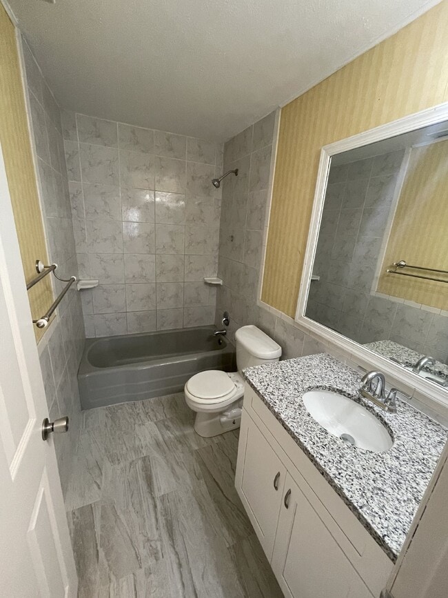 Building Photo - Fully renovated 3B 1B home