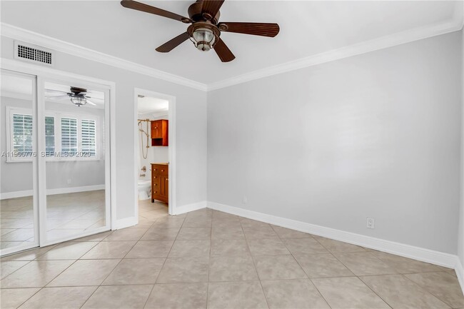 Building Photo - 801 NE 18th Ct