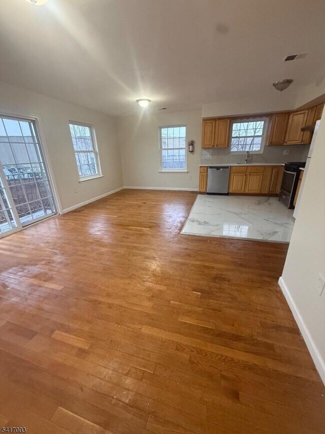 Building Photo - 335 Broadway