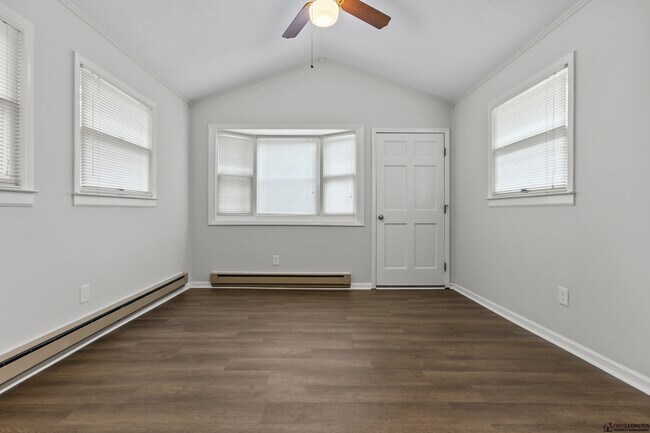 Building Photo - 2124 Violet Rd