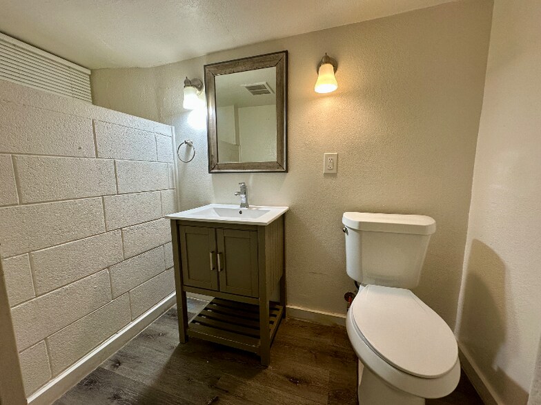 Building Photo - 821 31st Ave