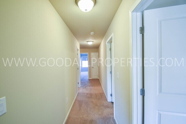 Building Photo - 4 Bedroom 3.5 Bath in Waukee