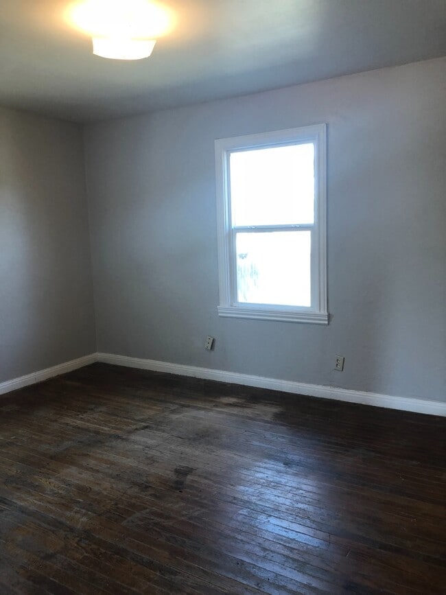 Building Photo - 3 Bedrooms 2 Baths 1 Car Garage Walking Di...