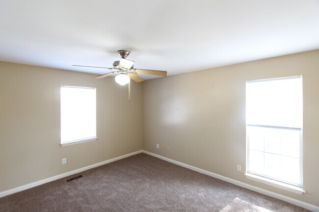 Building Photo - 3 Bedroom 2 Full Bath + Large Den - Pictur...