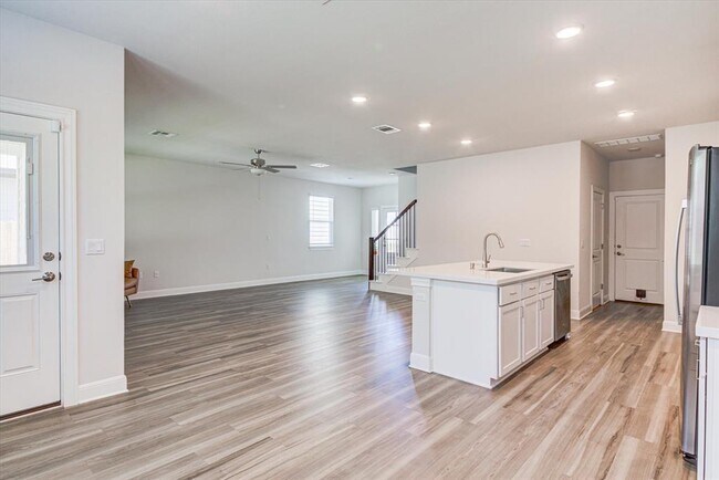 Building Photo - 15610 Ellinger Dr