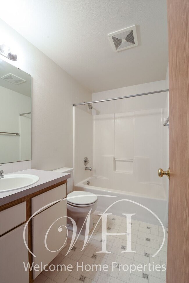 Building Photo - Fresh Clean Apartment Close to WWU