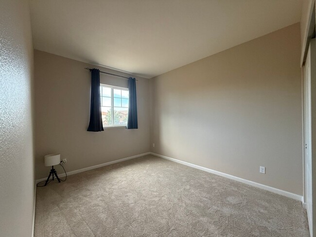 Building Photo - Private Cul-de-Sac Home in Gated Roseville Community with Views