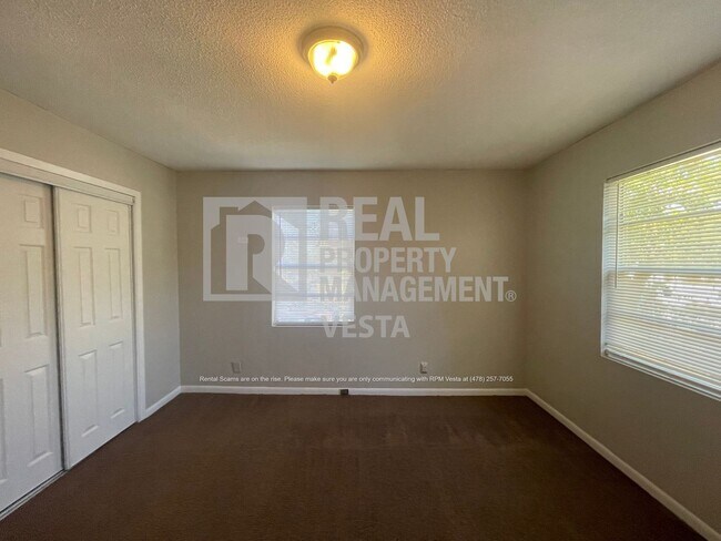 Building Photo - Three Bedroom House in South Macon