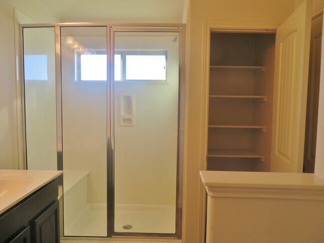 Building Photo - 3 Bedroom 2.5 Bathroom: Georgetown- Pinnacle Home