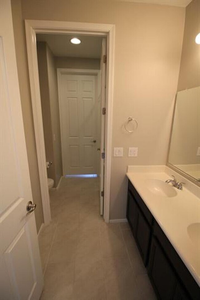 Building Photo - Desirable La Estancia Neighboorhood