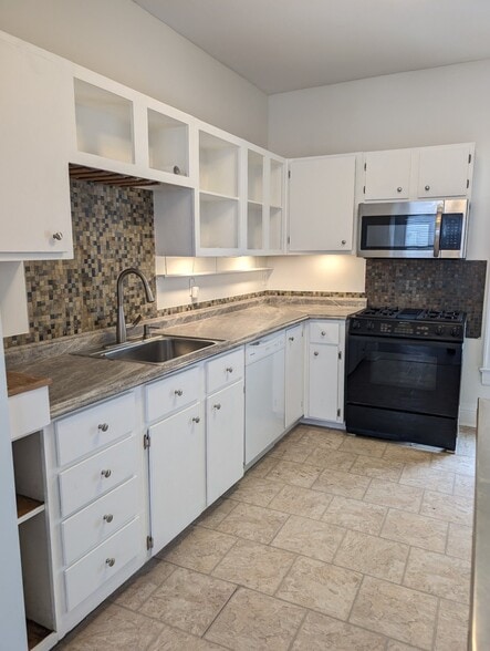 Building Photo - 5313 Broadway