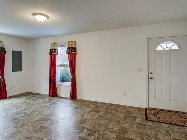 Building Photo - 2 Bed, 1 Bath - Home