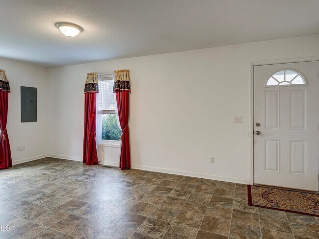 Building Photo - 2 Bed, 1 Bath, .77 Acres - House