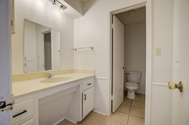 Building Photo - 3-bedroom, 2-bathroom condo in Norman with central heat and air and washer and dryer provided