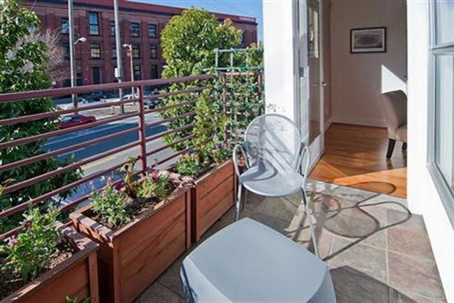 Building Photo - Bi-level Live/Work Loft w/Enclosed Primary...