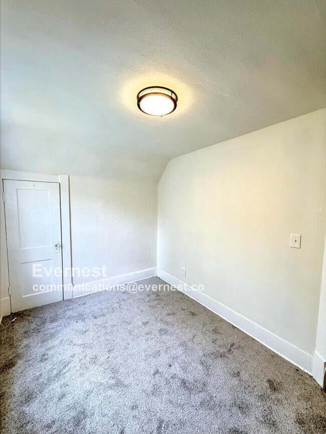 Building Photo - 1124 Vinal St