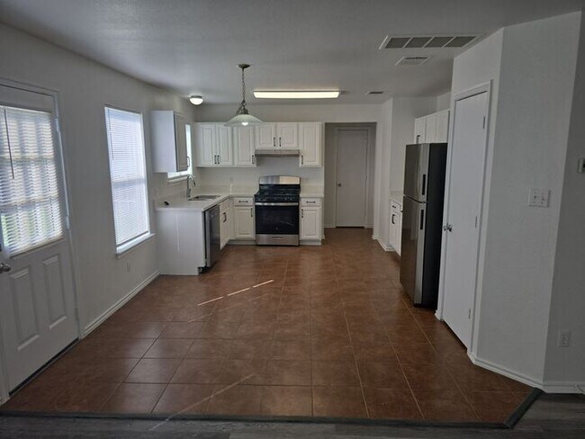 Building Photo - Spacious 4-Bedroom Home with Large Backyar...