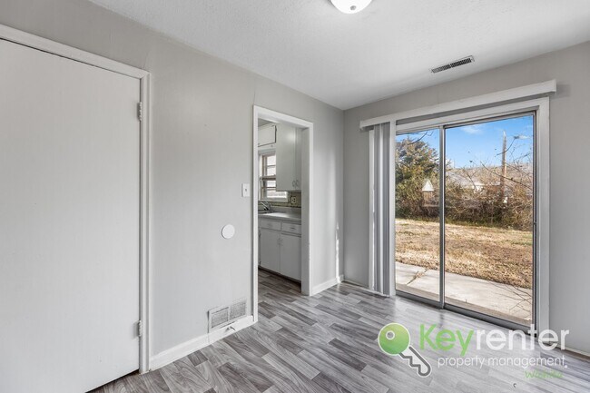 Building Photo - Cute 3 bedroom house near shopping, restaurants, and WSU