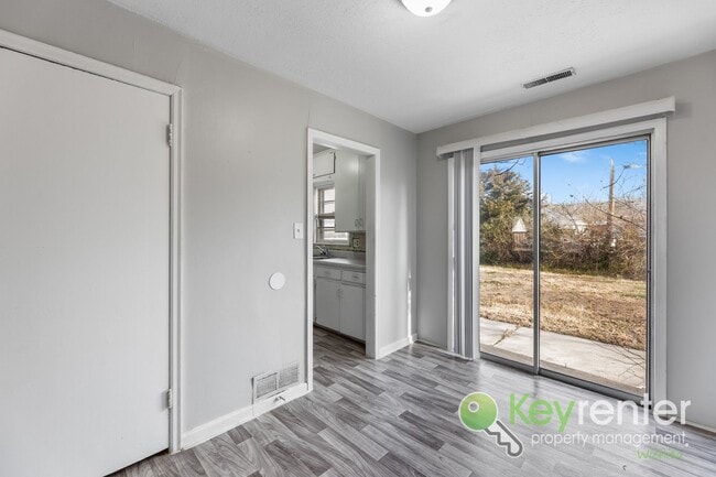 Building Photo - First Month FREE! Cute 3 bedroom house near shopping, restaurants, and WSU