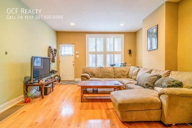 Building Photo - 3640 Calumet St