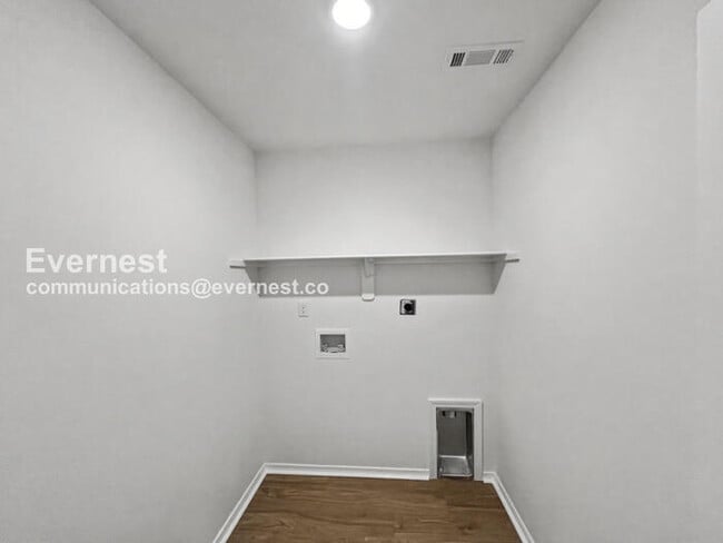 Building Photo - 106 E Sunbelt Ct