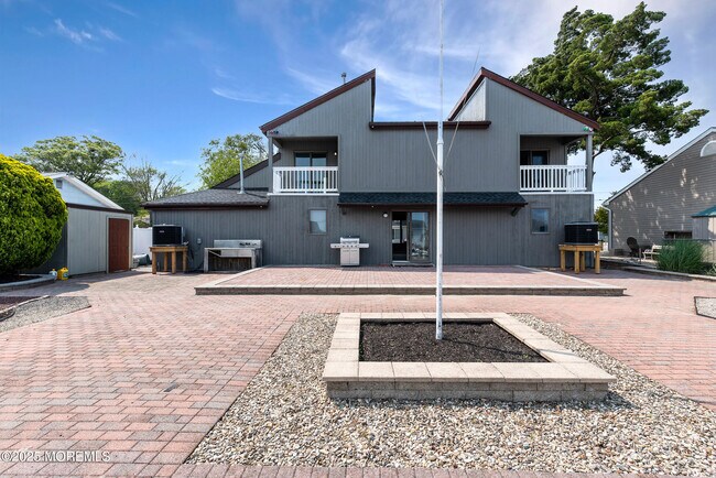 Building Photo - 813 Cable Dr