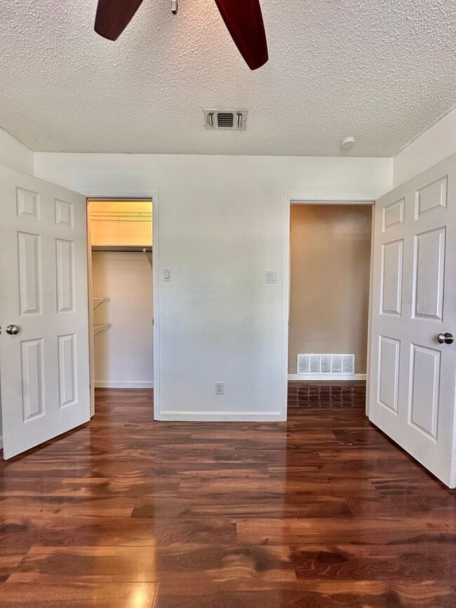 Building Photo - Move in Ready... Charming Home In The Bluf...