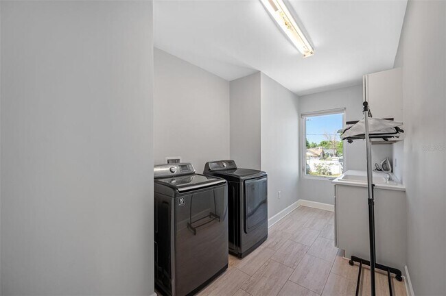 Building Photo - 902 W Plymouth St