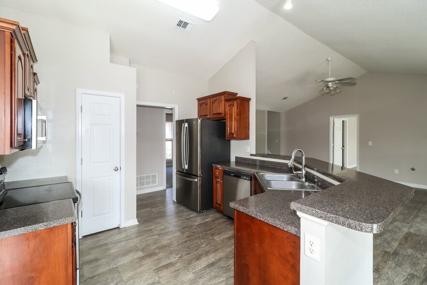 Building Photo - 6179 Sandbourne E