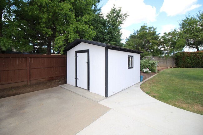 Building Photo - NE Fresno Home with Huge Yard and RV Parking