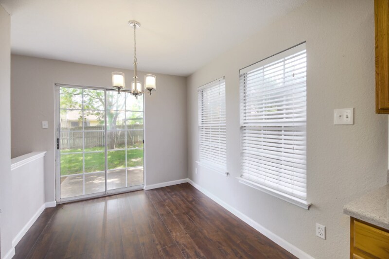 Building Photo - 1806 Oakmont Ln