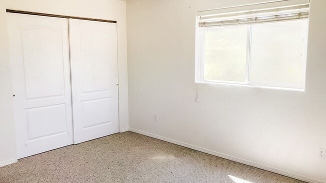 Building Photo - Beautiful 4 bedroom 3 bath townhouse w/att...