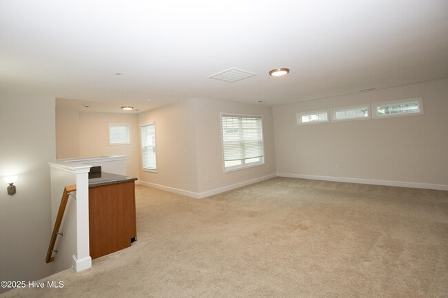 Building Photo - 104 Pine Hawk Dr