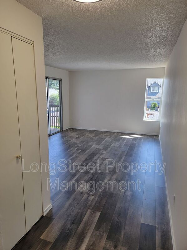 Building Photo - 627 3rd St