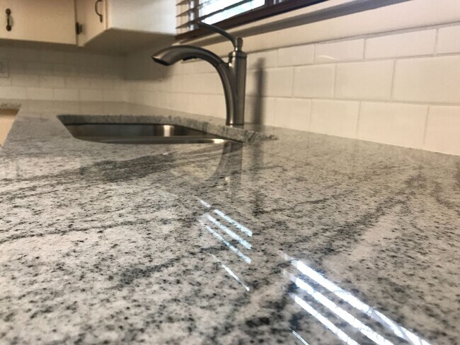 Building Photo - Pre Leasing for Fall 2026! 4/2 in Medical District!