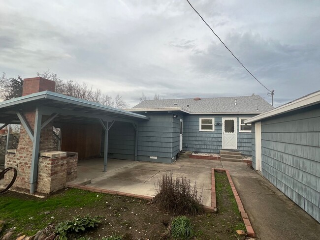 Building Photo - Charming three bedroom/one bath Medford Home | Available Now!