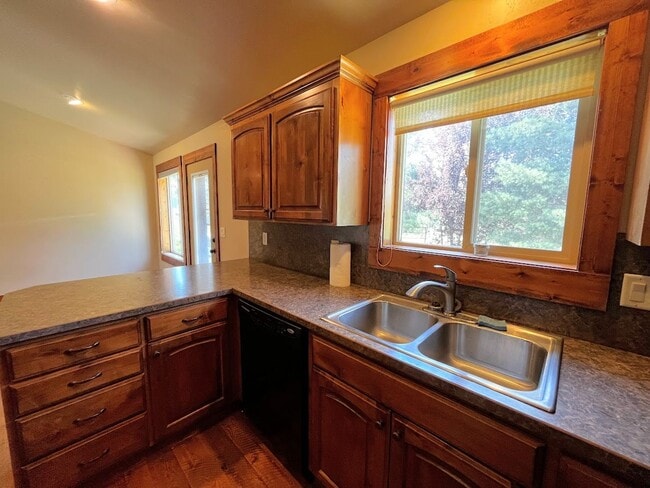 Building Photo - Charming Home with Open Floor Plan & Pet-Friendly Yard – Prime Location!