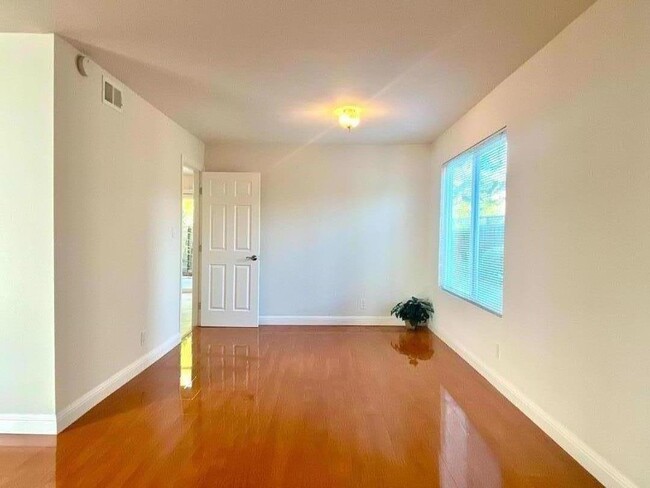 Building Photo - 982 Marquette Ln