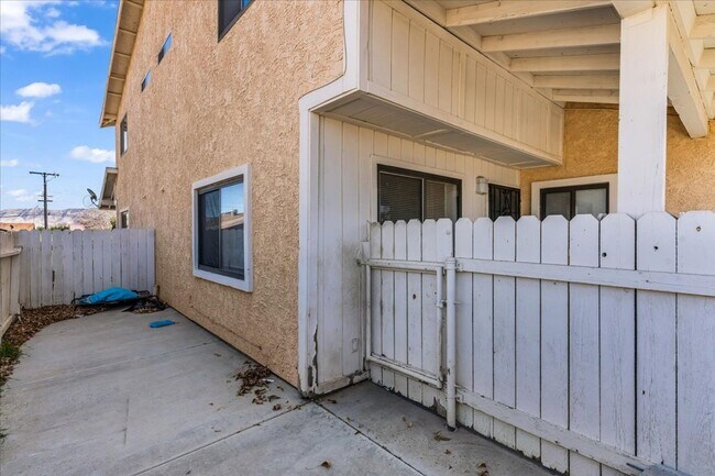 Building Photo - Spacious 2-Bedroom Townhome in Hesperia, CA!