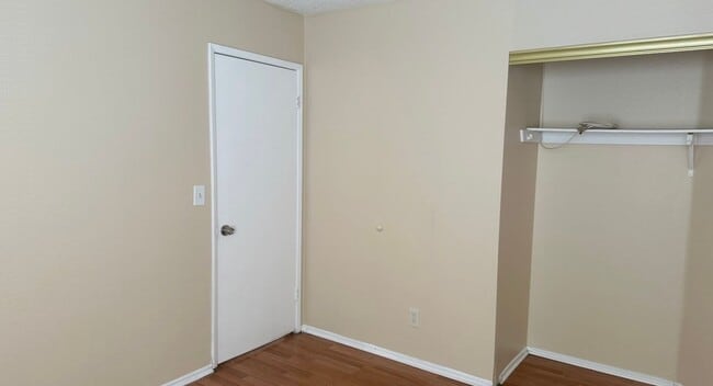 Building Photo - 2 BETHROOMS 2 BATHROOMS  2 CAR GARAGE HOUSE AVAILABLE FOR RENT