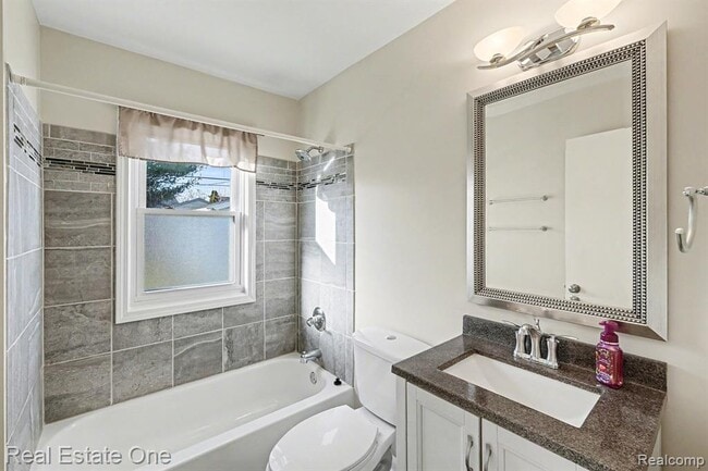 Building Photo - 421 W Kalama Ave