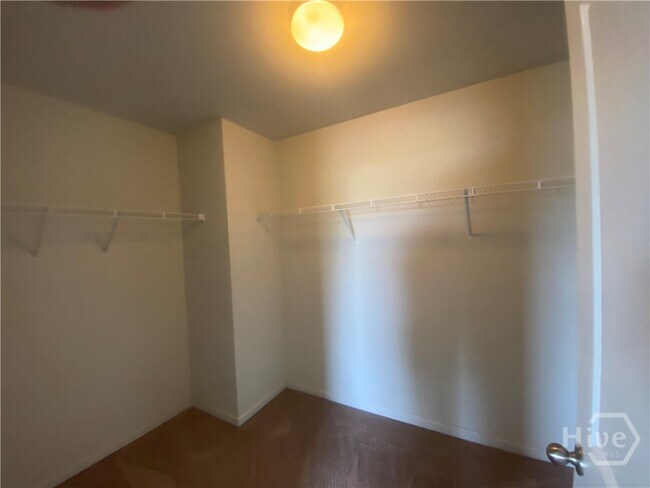 Building Photo - 654 Hogan Dr