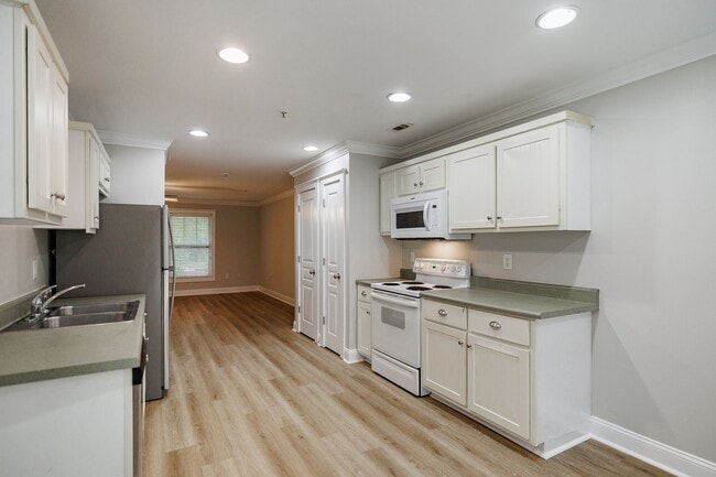 Building Photo - Ground-level, one-story condo in the highly sought-after gated community, The Woodlands of Athens!