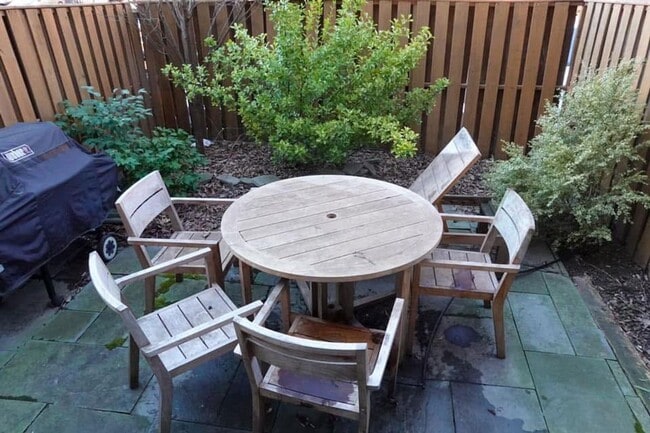 Building Photo - 3-bed, 2-bath GIANT townhouse + GARAGE, BA...