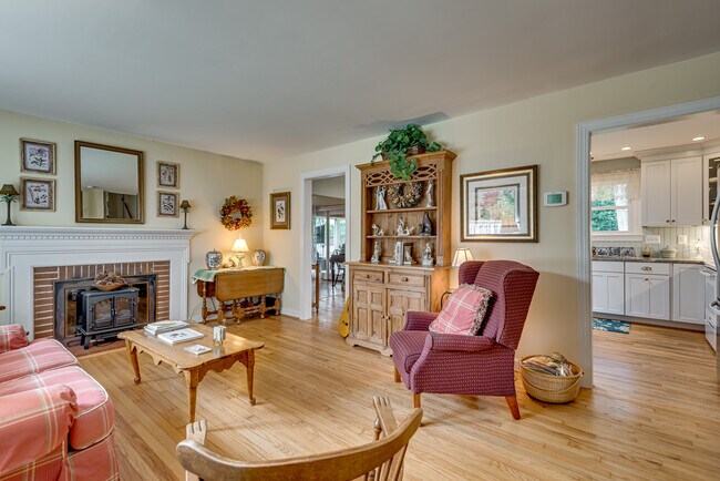 Building Photo - 318 Hollyberry Rd