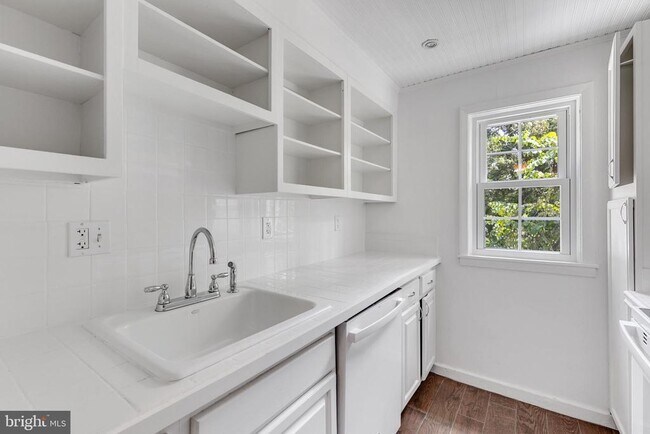 Building Photo - 702 S Arlington Mill Dr