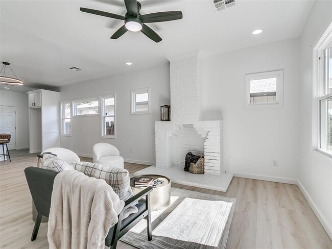 Building Photo - 1215 NW 8th St