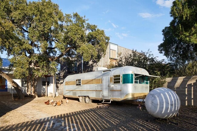 Building Photo - 902 W Mary St