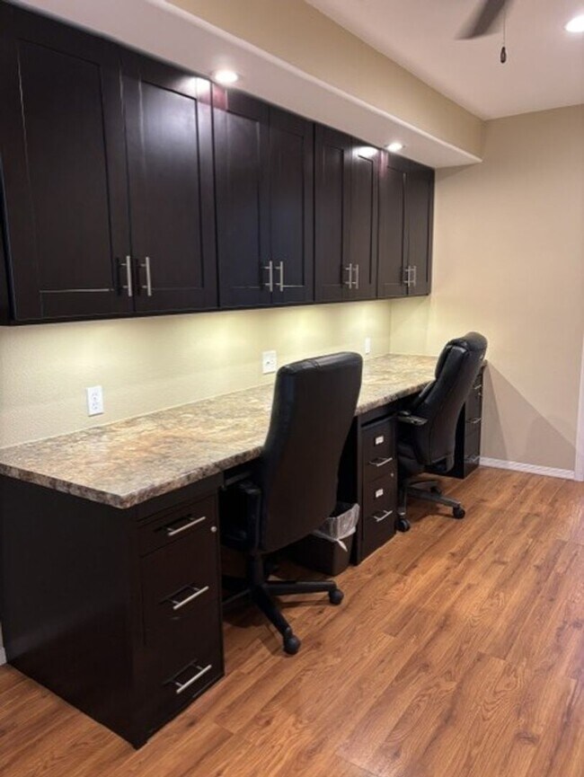 Building Photo - LOVELY SINGLE LEVEL 3 BEDROOM W/DEN 2 BATH PEORIA HOME VERY CLEAN!