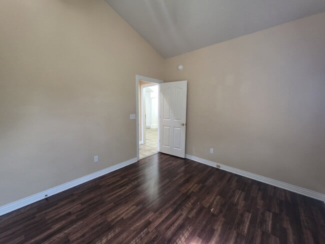 Building Photo - 302 Cross Creek Dr